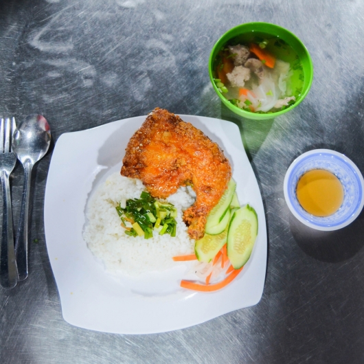 Cơm đùi gà chiên nước mắm